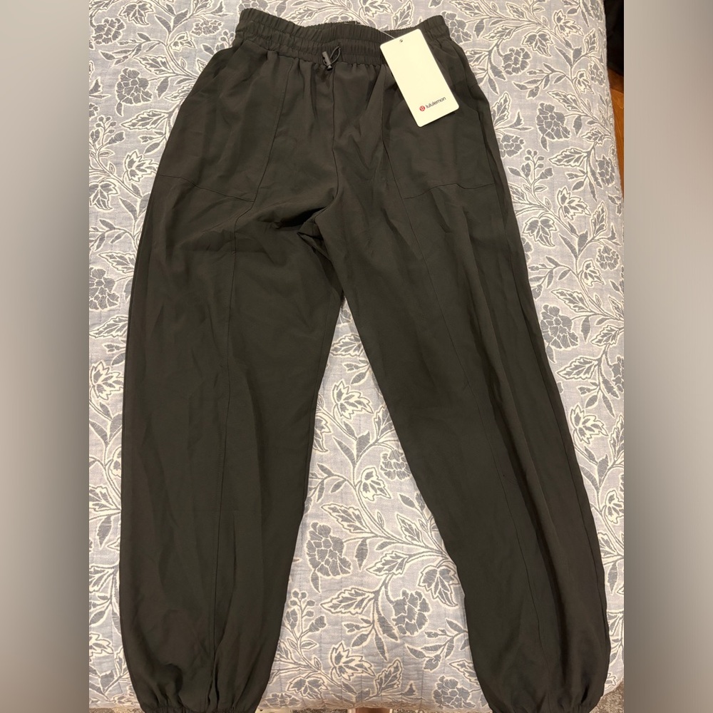 Lululemon jogger new !!! Size M